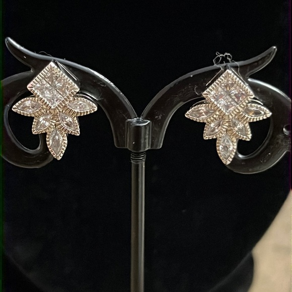 Beautiful CZ earrings set in Sterling silver - Picture 1 of 5